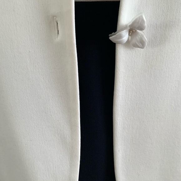 Chique white collarless long blazer jacket with single button in flower shape 10 - Picture 5 of 7